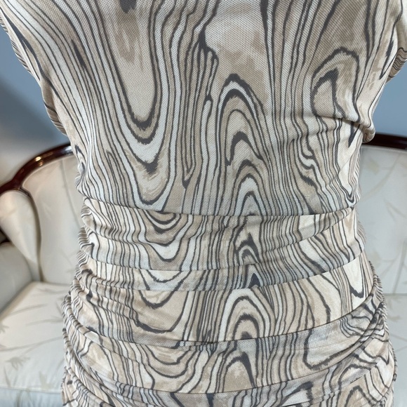 Dynamite Retro Print Ruched Dress - Picture 9 of 15